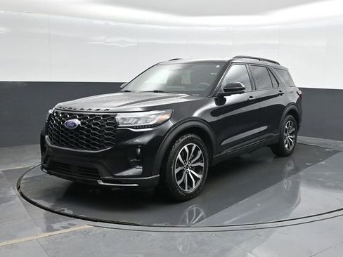 Used 2025 Ford Explorer ST-Line w/ Premium Package image 8