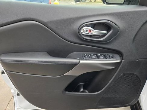 Used 2019 Jeep Cherokee Latitude w/ Popular Appearance Group image 15