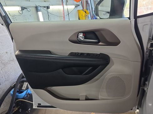 Used 2021 Chrysler Voyager Lxi FWD image 26