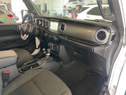 Used 2019 Jeep Wrangler Unlimited Sahara w/ Uconnect 4C Nav & Sound Group AWD/4WD image 20