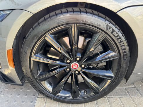 Certified 2022 Jaguar F-TYPE R AWD/4WD image 9