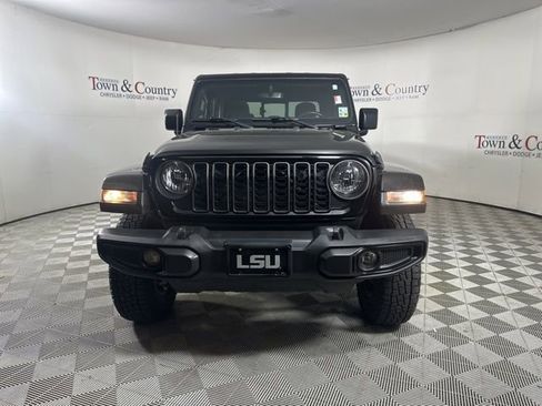 Used 2021 Jeep Gladiator Willys image 2