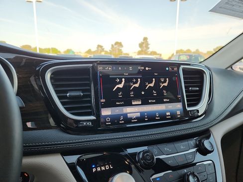 Used 2024 Chrysler Pacifica Limited image 19