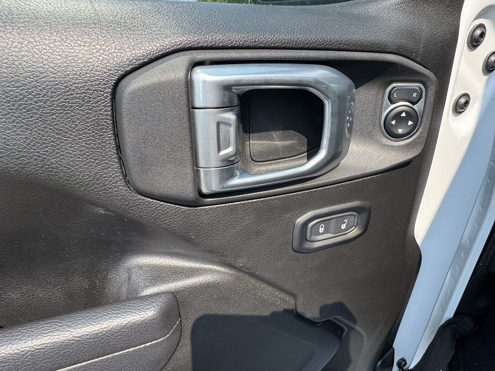 Certified 2025 Jeep Gladiator Mojave w/ Convenience Group AWD/4WD image 11
