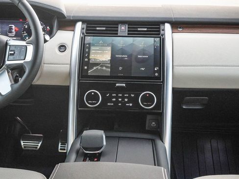 Used 2024 Land Rover Discovery Dynamic SE image 22