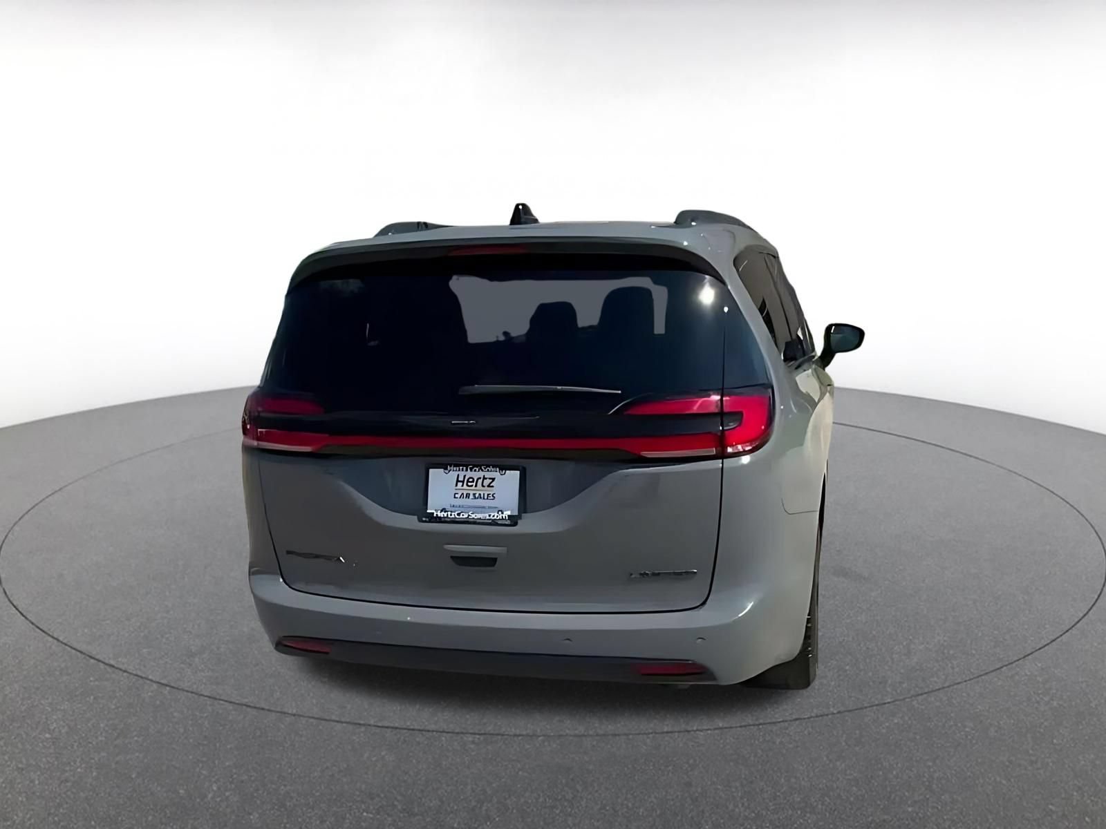 Used 2025 Chrysler Pacifica Limited FWD image 12