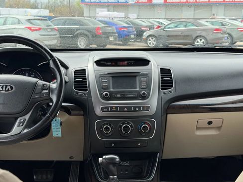 Used 2015 Kia Sorento LX image 12