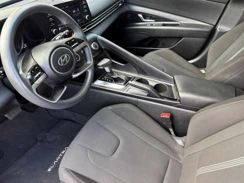 Used 2022 Hyundai Elantra SE FWD image 9