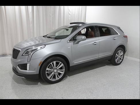 Used 2025 Cadillac XT5 Premium Luxury w/ Technology Package AWD/4WD image 3