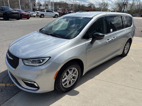 Used 2024 Chrysler Pacifica Touring-L FWD image 9