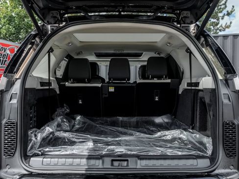 New 2026 Land Rover Discovery Dynamic SE AWD/4WD image 7