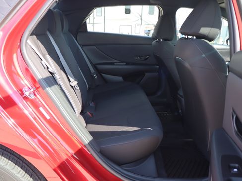 Used 2025 Hyundai Elantra Sport FWD image 11