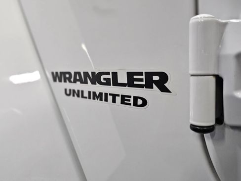 Used 2017 Jeep Wrangler Unlimited Sahara AWD/4WD image 26
