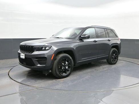 Used 2024 Jeep Grand Cherokee Laredo AWD/4WD image 1