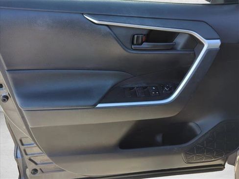 Used 2020 Toyota RAV4 LE image 8