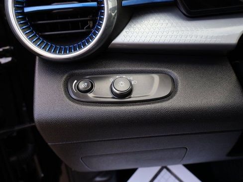 Certified 2025 Chevrolet Trax LT FWD image 38