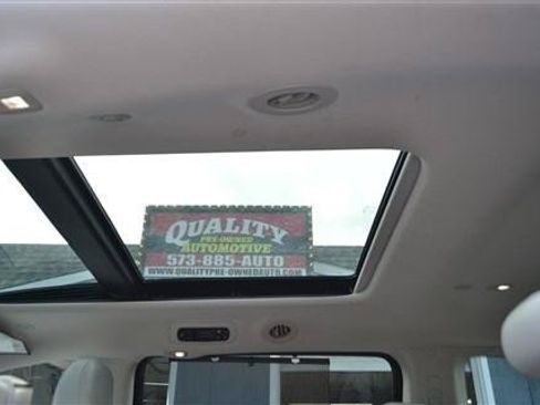 Used 2017 Chrysler Pacifica Limited w/ UConnect Theater Package FWD image 23