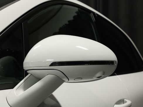 Certified 2025 Porsche Macan AWD/4WD image 3