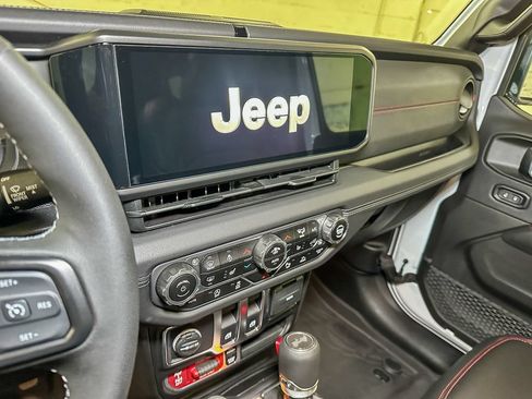 Used 2025 Jeep Wrangler Rubicon AWD/4WD image 41