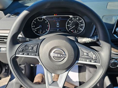 Used 2025 Nissan Altima 2.5 SV FWD image 24