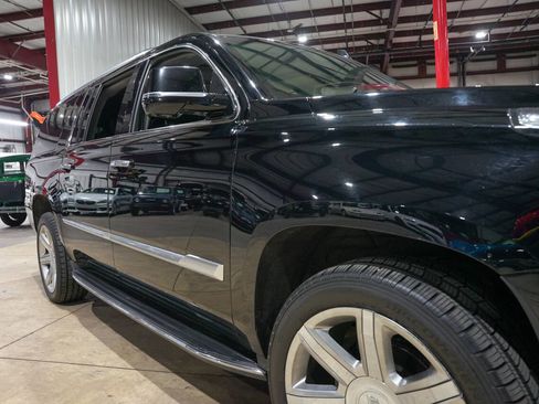 Used 2018 Cadillac Escalade ESV Luxury image 29
