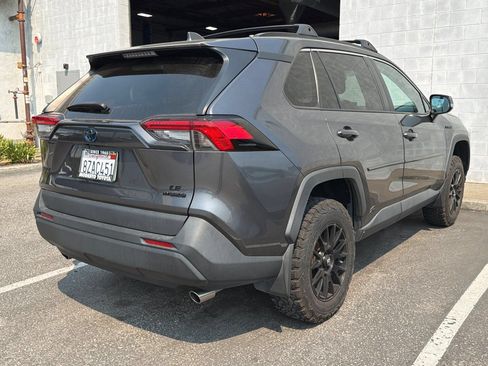 Used 2021 Toyota RAV4 LE AWD/4WD image 5