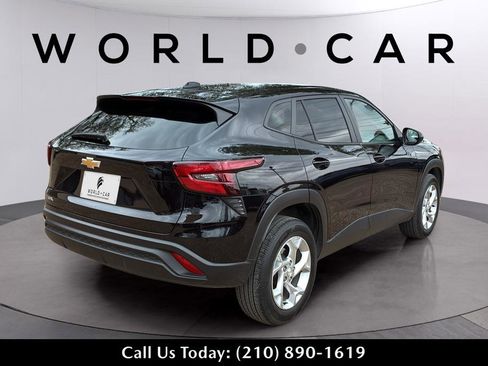 Used 2024 Chevrolet Trax LS w/ LS Convenience Package image 17