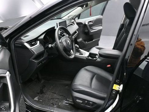 Used 2021 Toyota RAV4 XLE Premium image 13