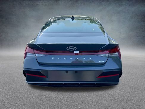 New 2025 Hyundai Elantra Limited image 30