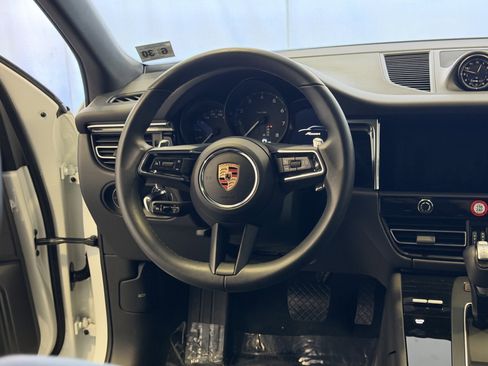 Certified 2025 Porsche Macan image 20