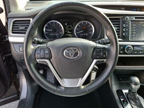 Used 2019 Toyota Highlander Plus AWD/4WD image 23