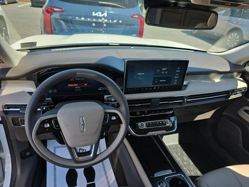 Used 2023 Lincoln Corsair FWD image 11