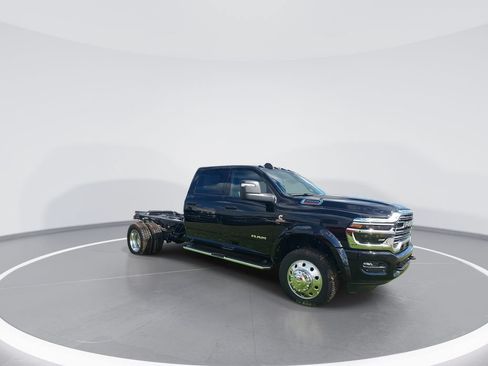 New 2026 RAM 4500 4x4 Crew Cab DRW w/ Laramie Trim Package image 2