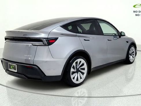 Used 2026 Tesla Model Y AWD image 8