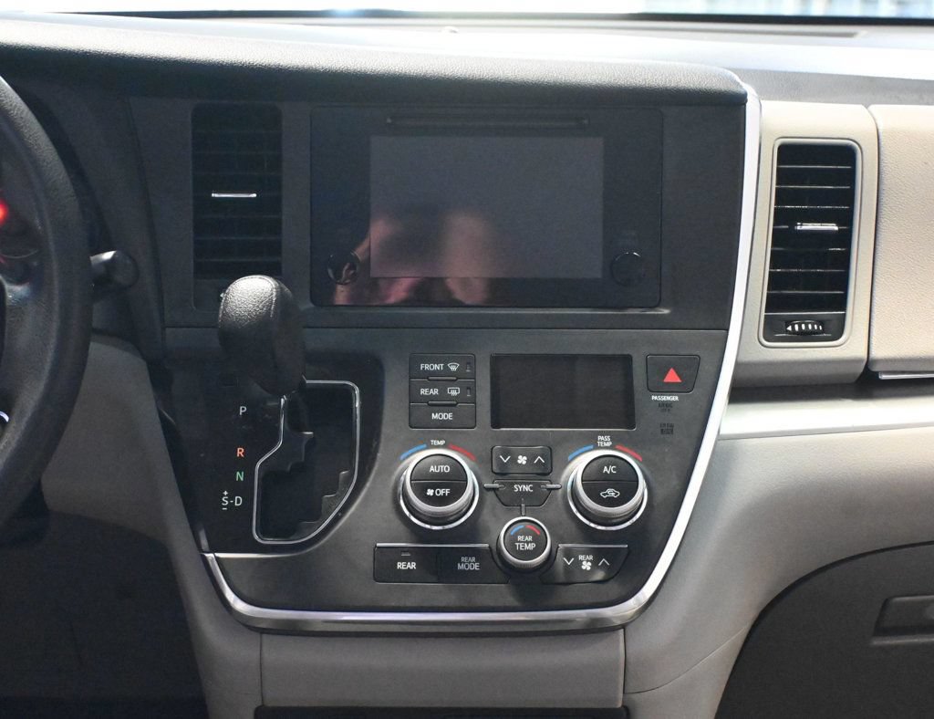 Used 2017 Toyota Sienna LE FWD image 14