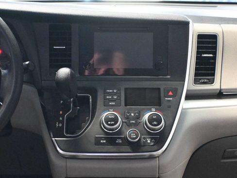 Used 2017 Toyota Sienna LE FWD image 14