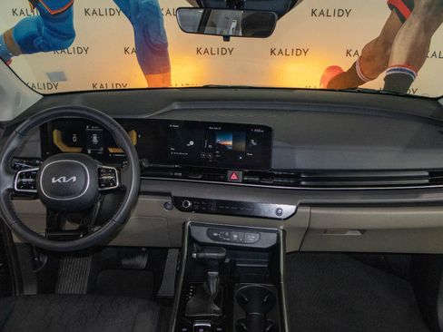 Used 2026 Kia Carnival EX image 3