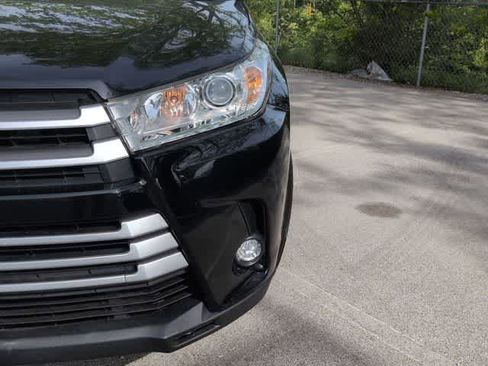 Used 2018 Toyota Highlander XLE FWD image 11