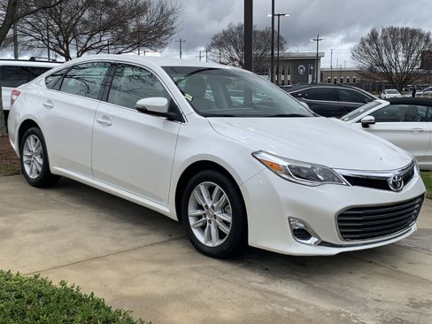 Used 2015 Toyota Avalon XLE image 2