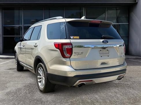 Used 2017 Ford Explorer XLT w/ Equipment Group 202A FWD image 3
