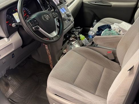 Used 2016 Toyota Sienna LE image 2