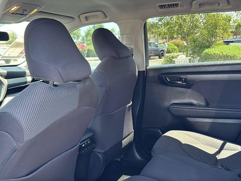 Used 2021 Toyota Highlander LE FWD image 30