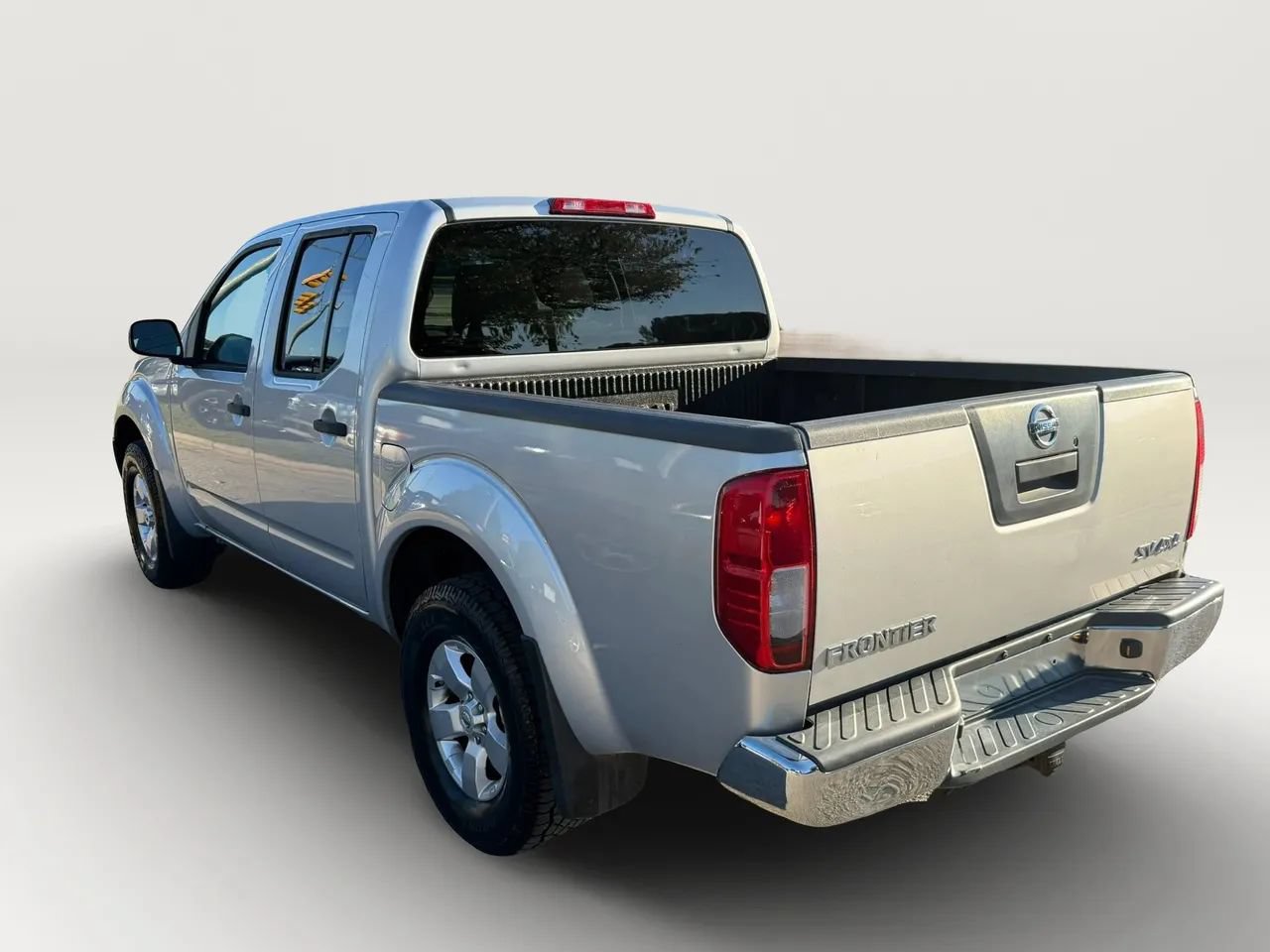 Used 2011 Nissan Frontier SV AWD/4WD image 6