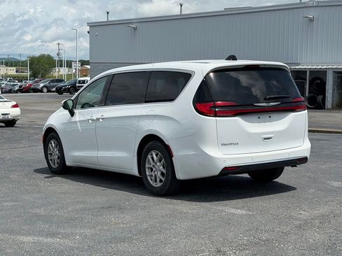 Used 2023 Chrysler Pacifica Touring-L FWD image 7