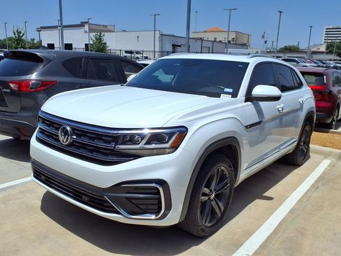 Used 2021 Volkswagen Atlas Cross Sport SE w/ Panoramic Sunroof Package FWD image 2
