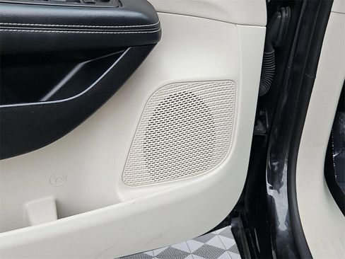 Used 2023 Chrysler Voyager LX image 12