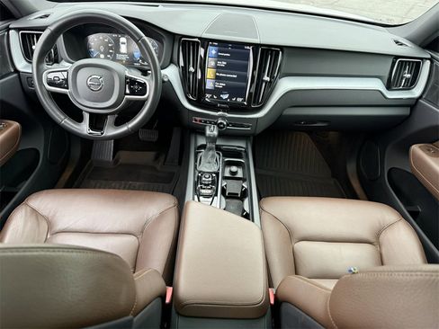 Used 2020 Volvo XC60 T6 Momentum image 29