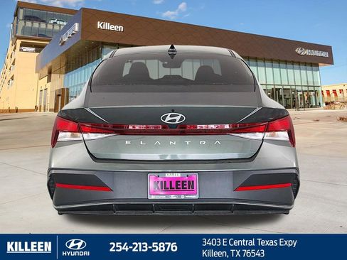 Used 2025 Hyundai Elantra SE image 8