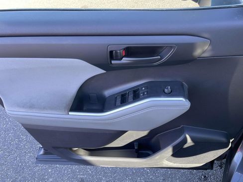 Used 2020 Toyota Highlander LE image 16