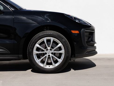 Certified 2023 Porsche Macan AWD/4WD image 11